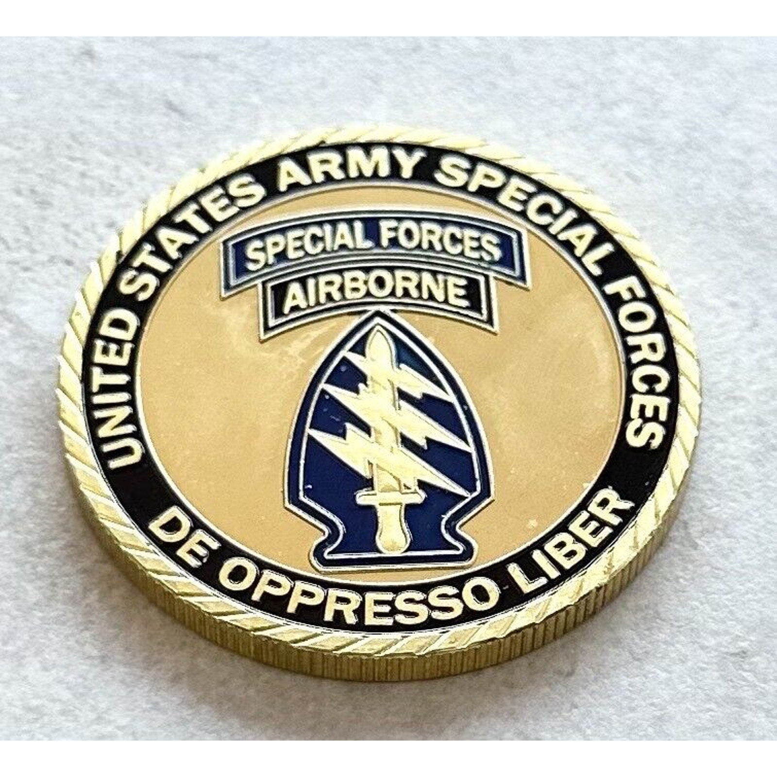 U.S. ARMY SPECIAL FORCES DE OPPRESSO LIBER CHALLENGE COIN With Special Case