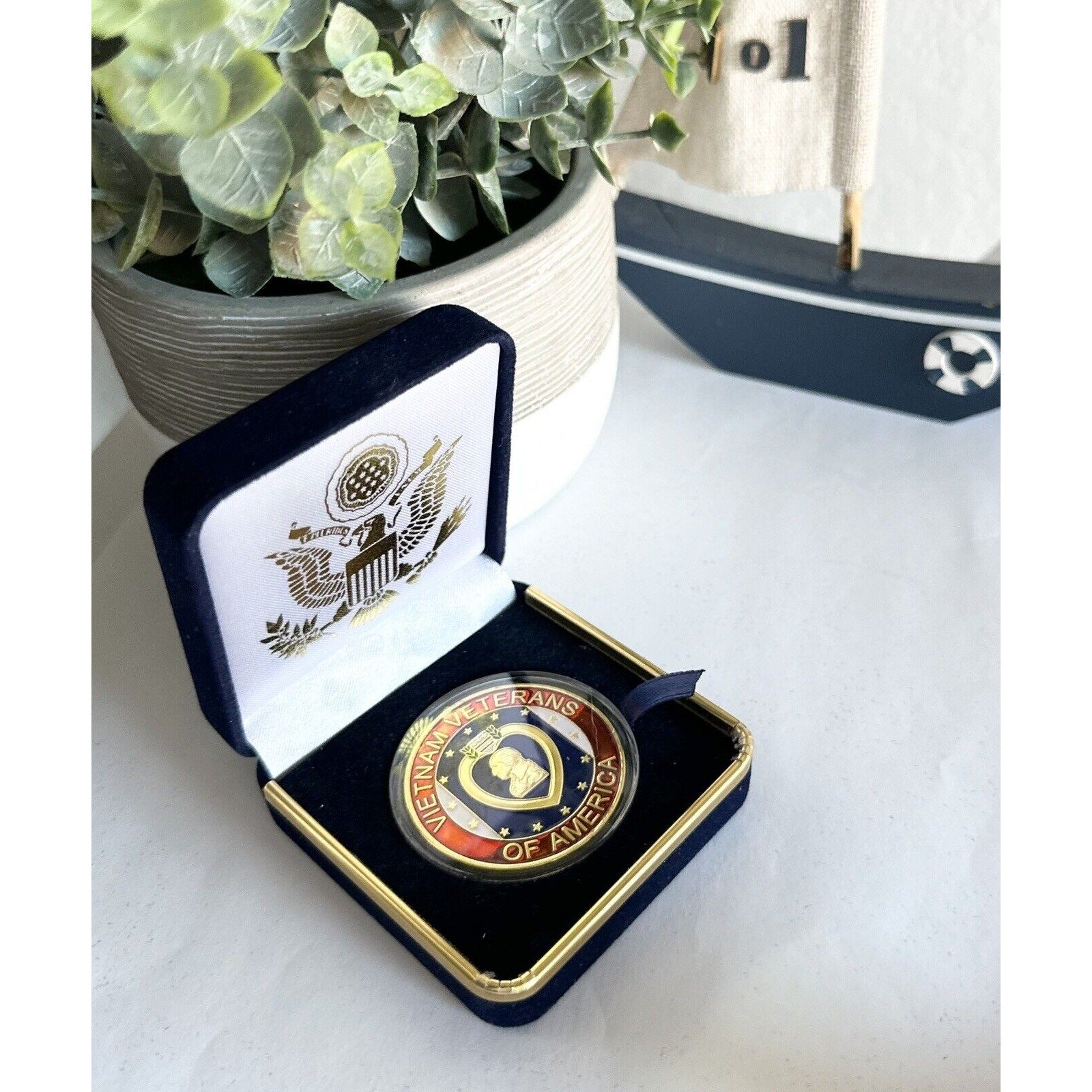 MEMORIAL DAY VETERANS OF AMERICA (Purple Heart) Coin With Velvet Case