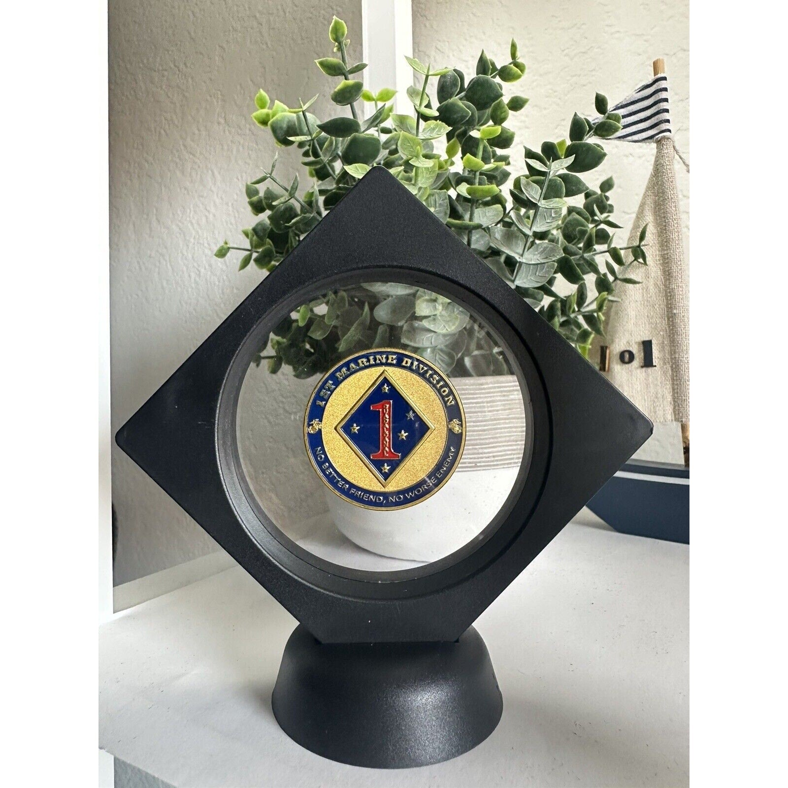US MARINE CORPS - 1st MARINE DIVISION Challenge Coin With 3D Display Case
