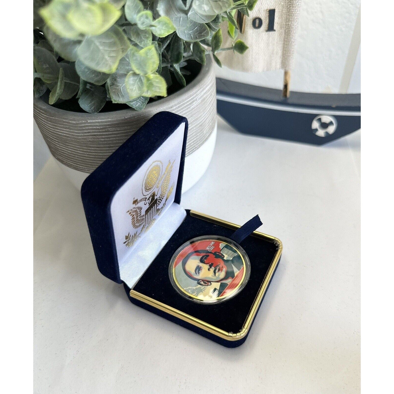 PRESIDENT BARACK OBAMA "YES WE CAN" CHALLENGE COIN W Special Velvet Case