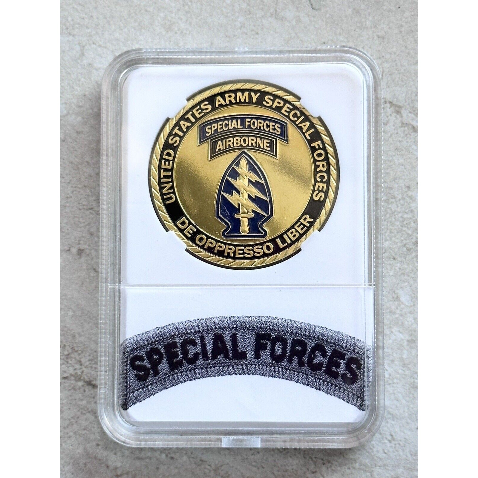 US ARMY SPECIAL FORCES DE OPPRESSO LIBER CHALLENGE COIN With Case